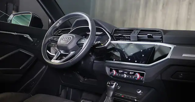 Audi Q3 view 6