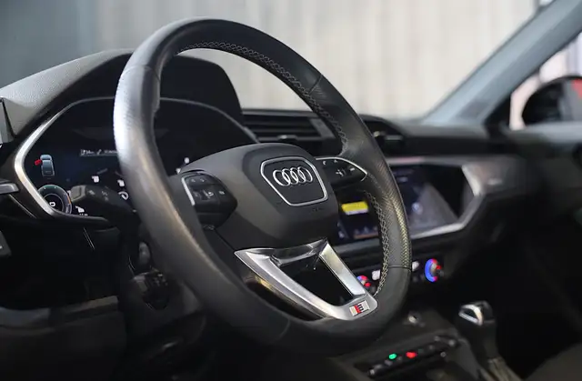 Audi Q3 view 8