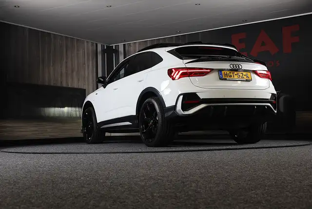 Audi Q3 view 3