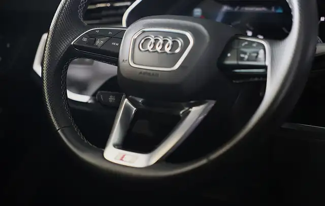 Audi Q3 view 24