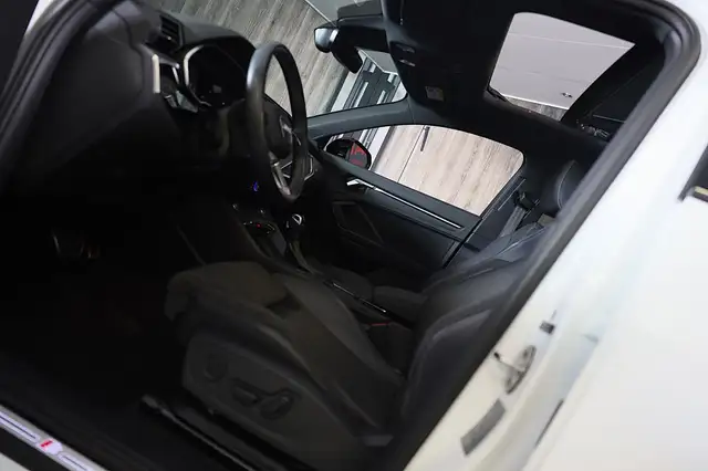 Audi Q3 view 7