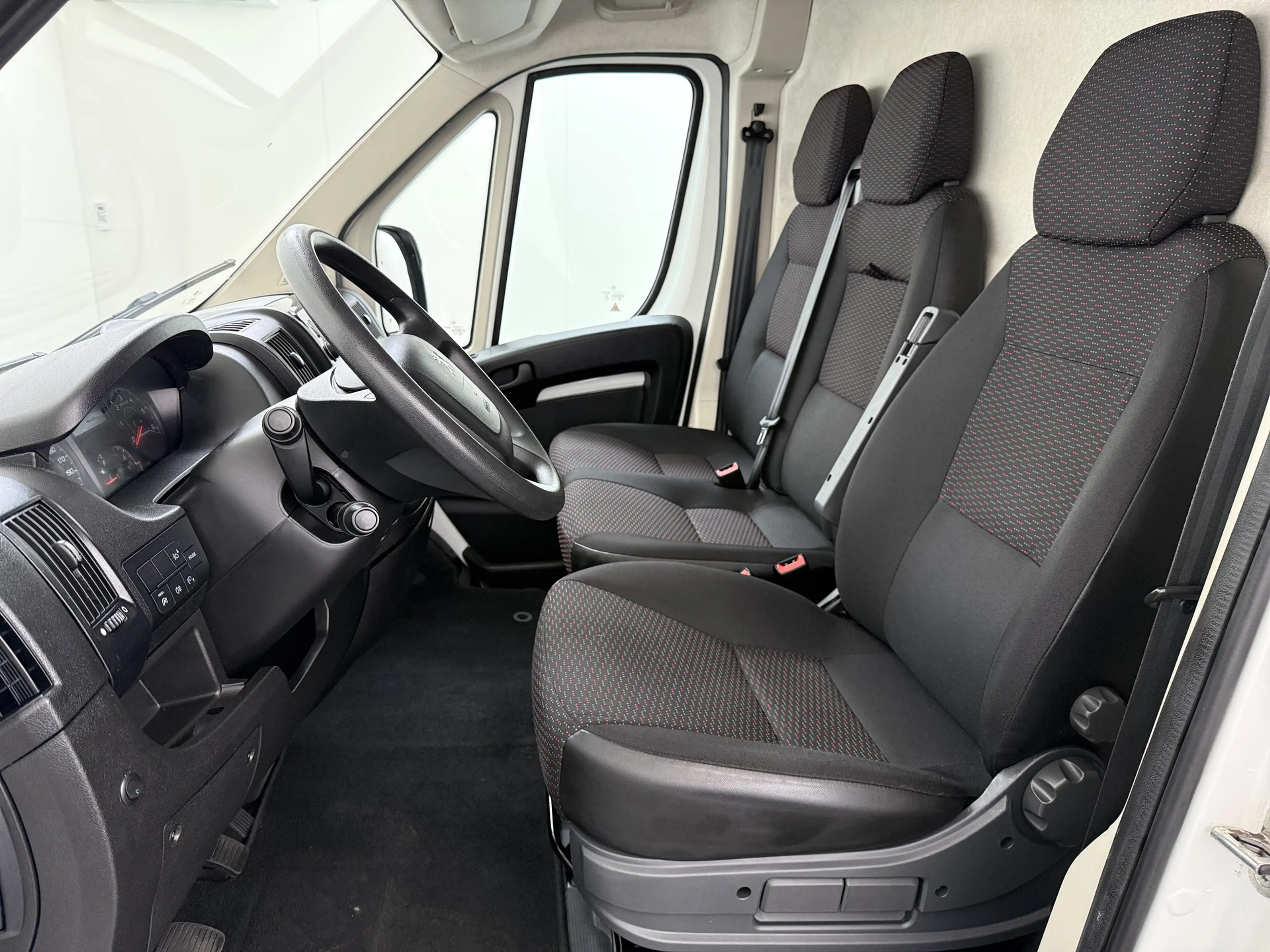 Peugeot Boxer 330 2.2HDi 141PK L2H2 3-Persoons Euro 6 Trekhaak C — photo 10
