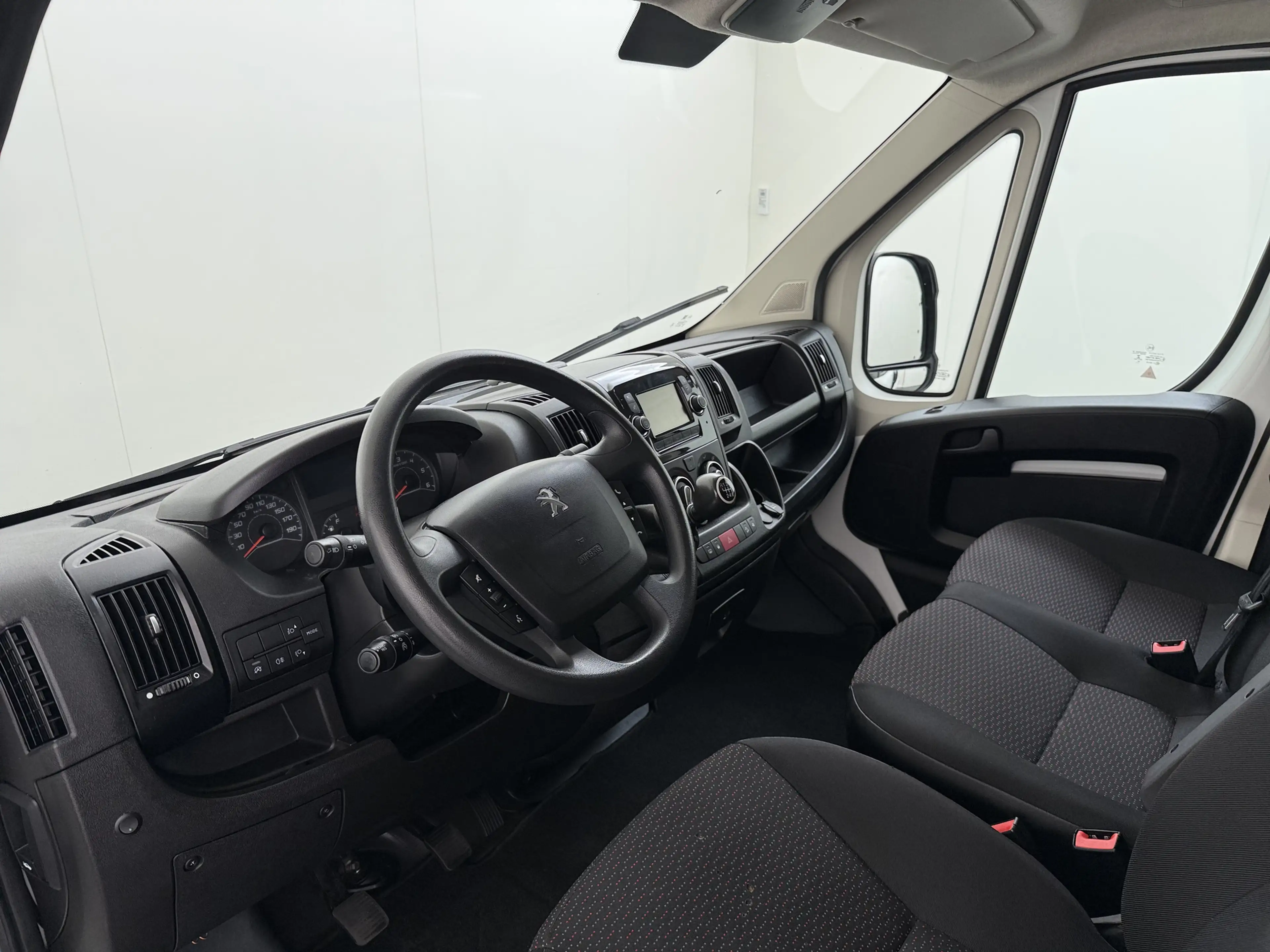 Peugeot Boxer 330 2.2HDi 141PK L2H2 3-Persoons Euro 6 Trekhaak C — photo 9