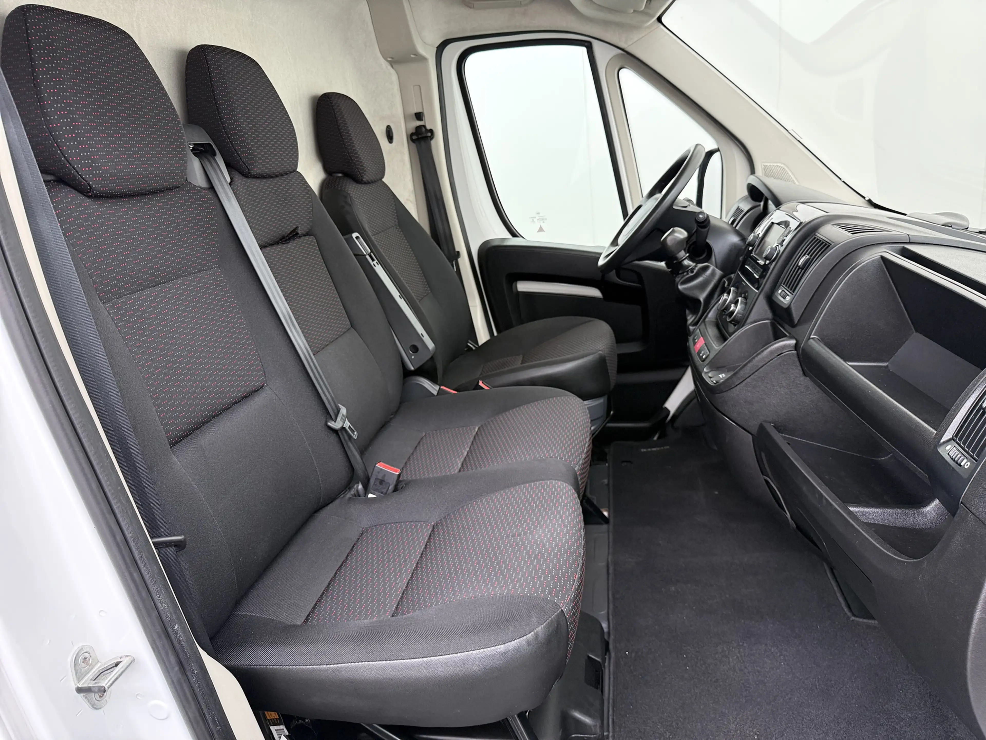 Peugeot Boxer 330 2.2HDi 141PK L2H2 3-Persoons Euro 6 Trekhaak C — photo 11