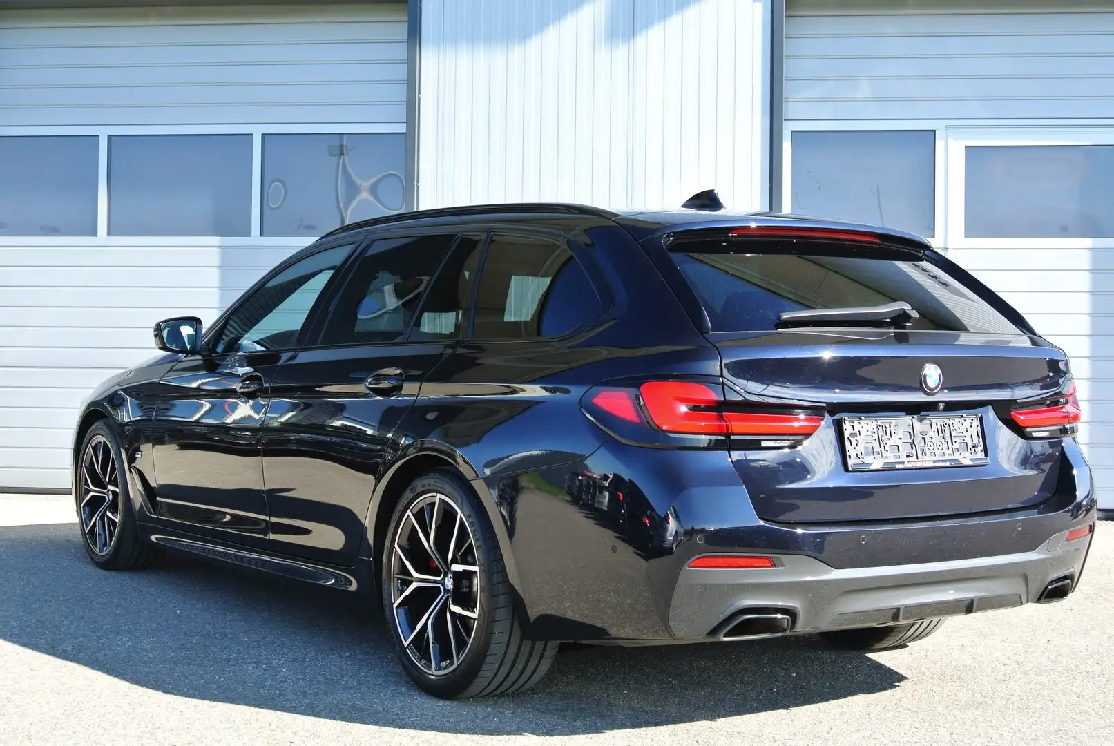 BMW 520 d touring Aut. *M-Sportpaket * LED * HUD * Schwarz - 2
