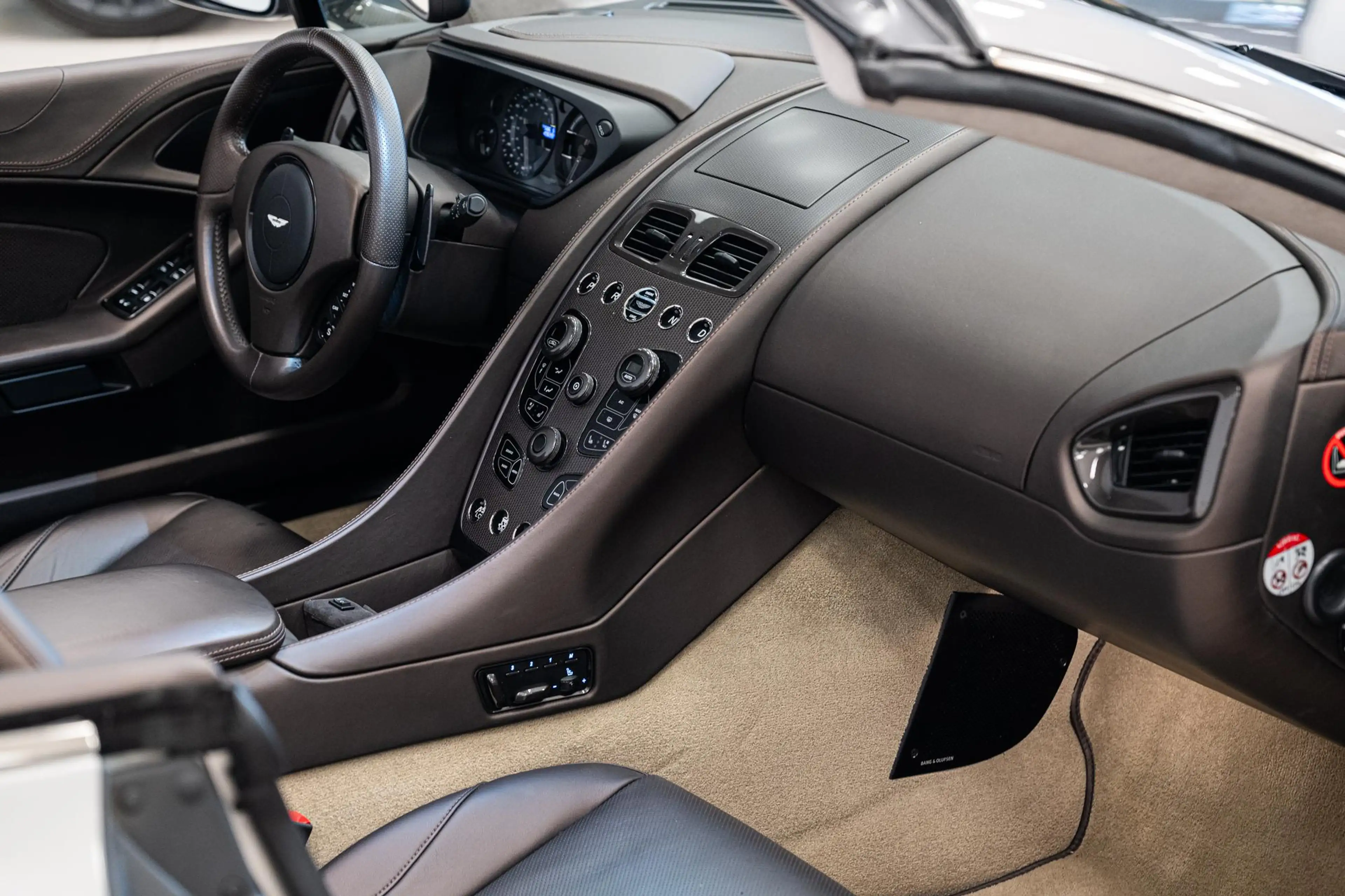 Aston Martin Vanquish Volante | 8-Speed | 1st Owner | Incl. BPM | — photo 9