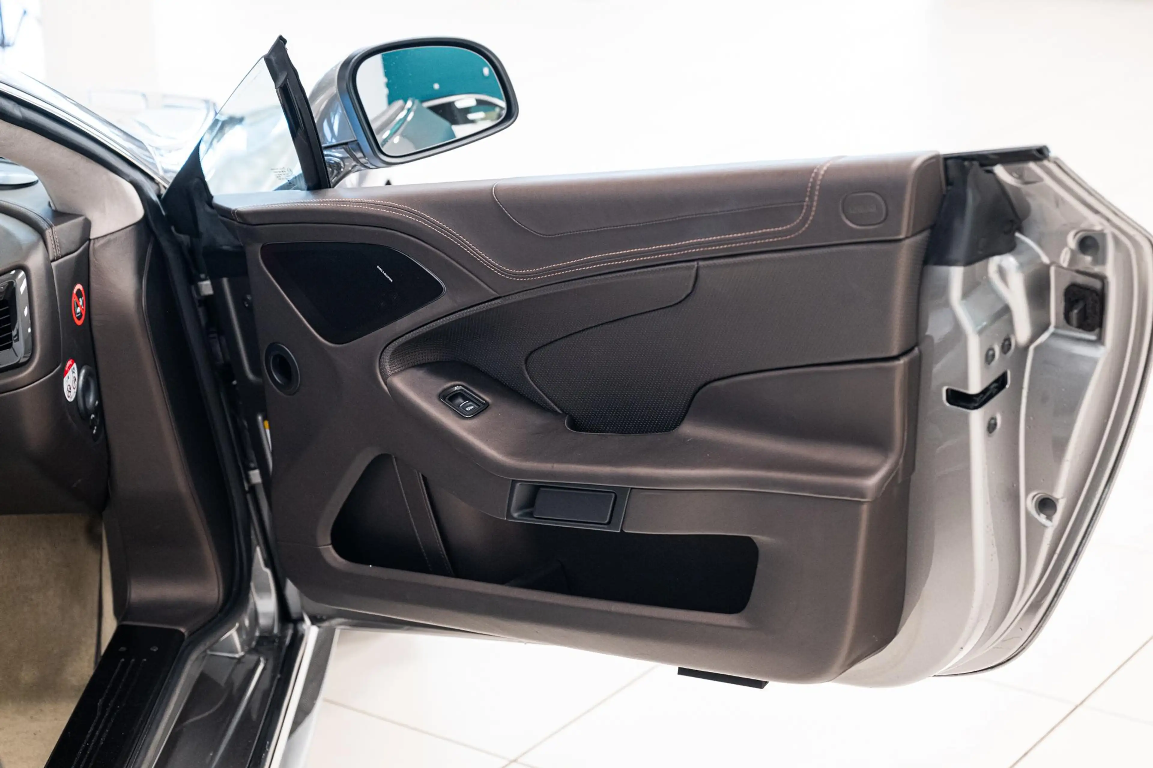 Aston Martin Vanquish Volante | 8-Speed | 1st Owner | Incl. BPM | — photo 8