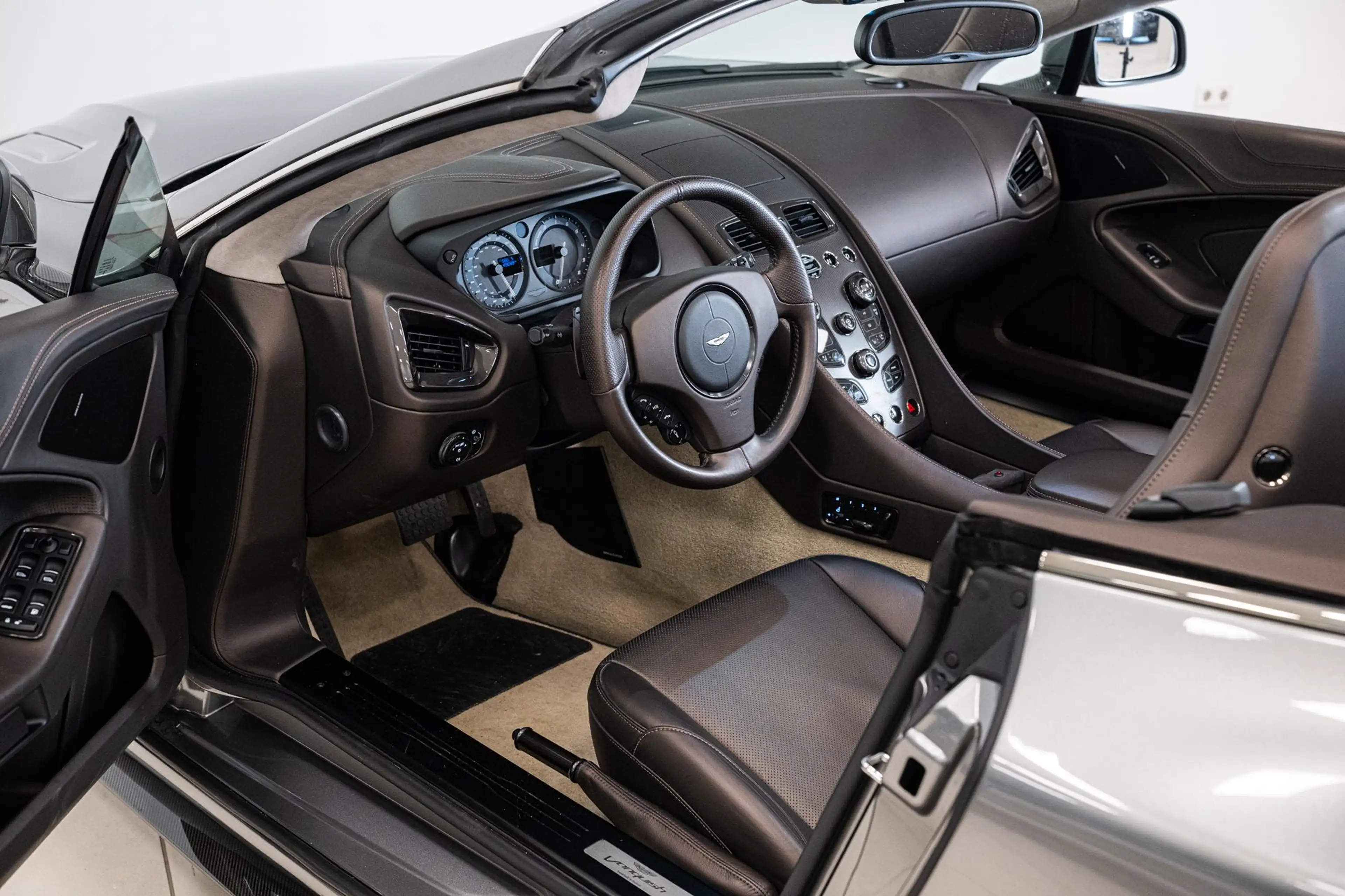 Aston Martin Vanquish Volante | 8-Speed | 1st Owner | Incl. BPM | — photo 5