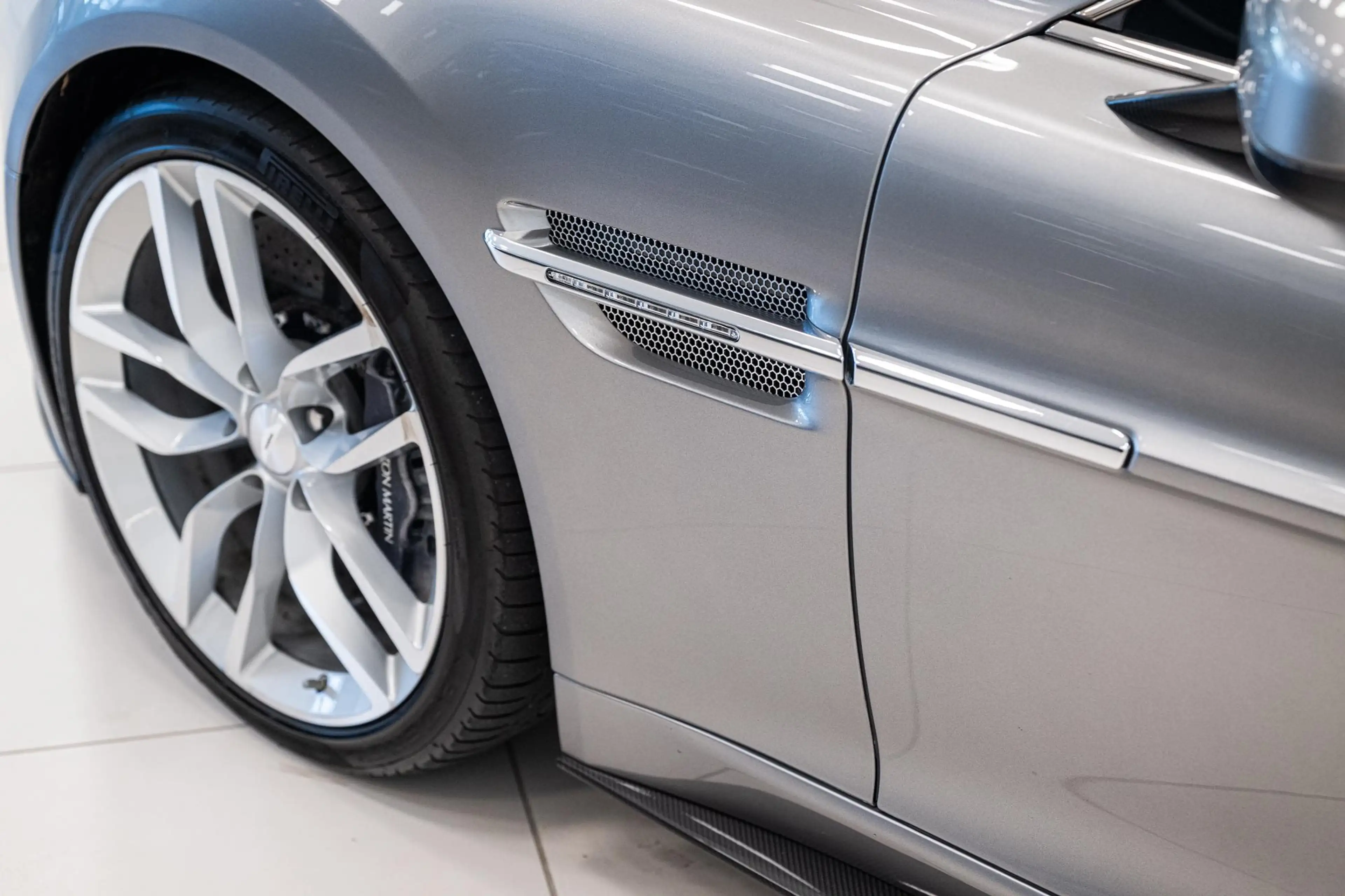 Aston Martin Vanquish Volante | 8-Speed | 1st Owner | Incl. BPM | — photo 12