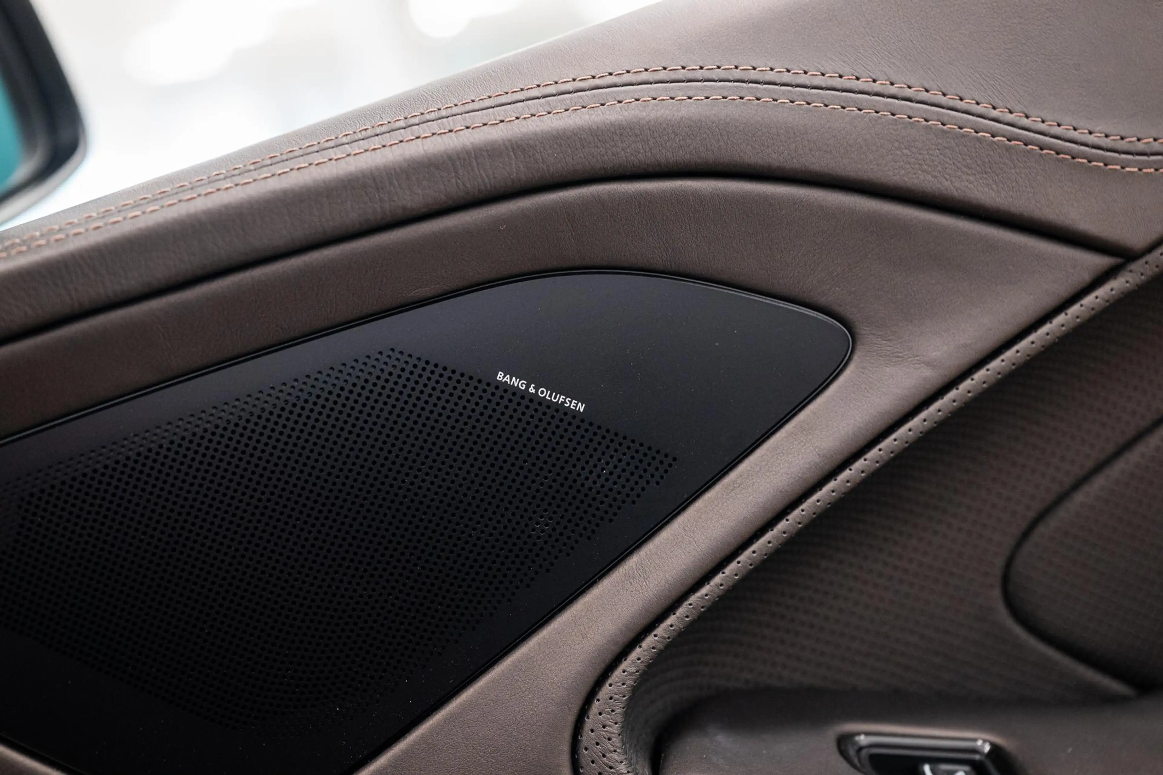 Aston Martin Vanquish Volante | 8-Speed | 1st Owner | Incl. BPM | — photo 7