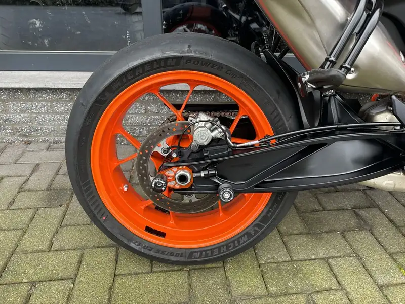 KTM 890 Duke R - foto 4