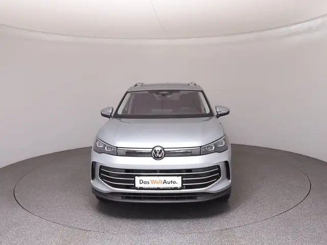 Volkswagen Tiguan view 3