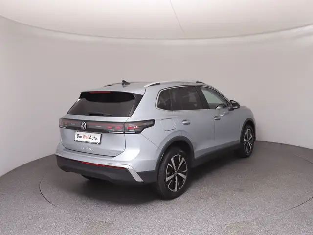 Volkswagen Tiguan view 4