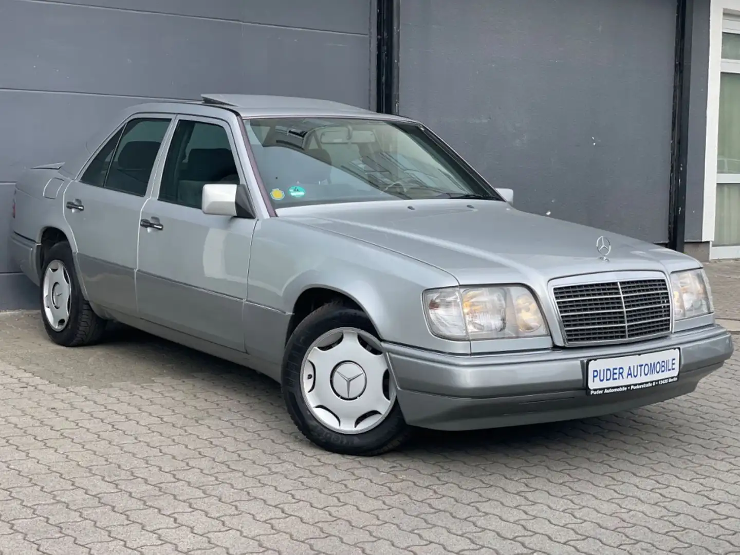 Mercedes-Benz E 220 124er 150PS Limo Automatik Schiebedach TÜV Gümüş rengi - 1