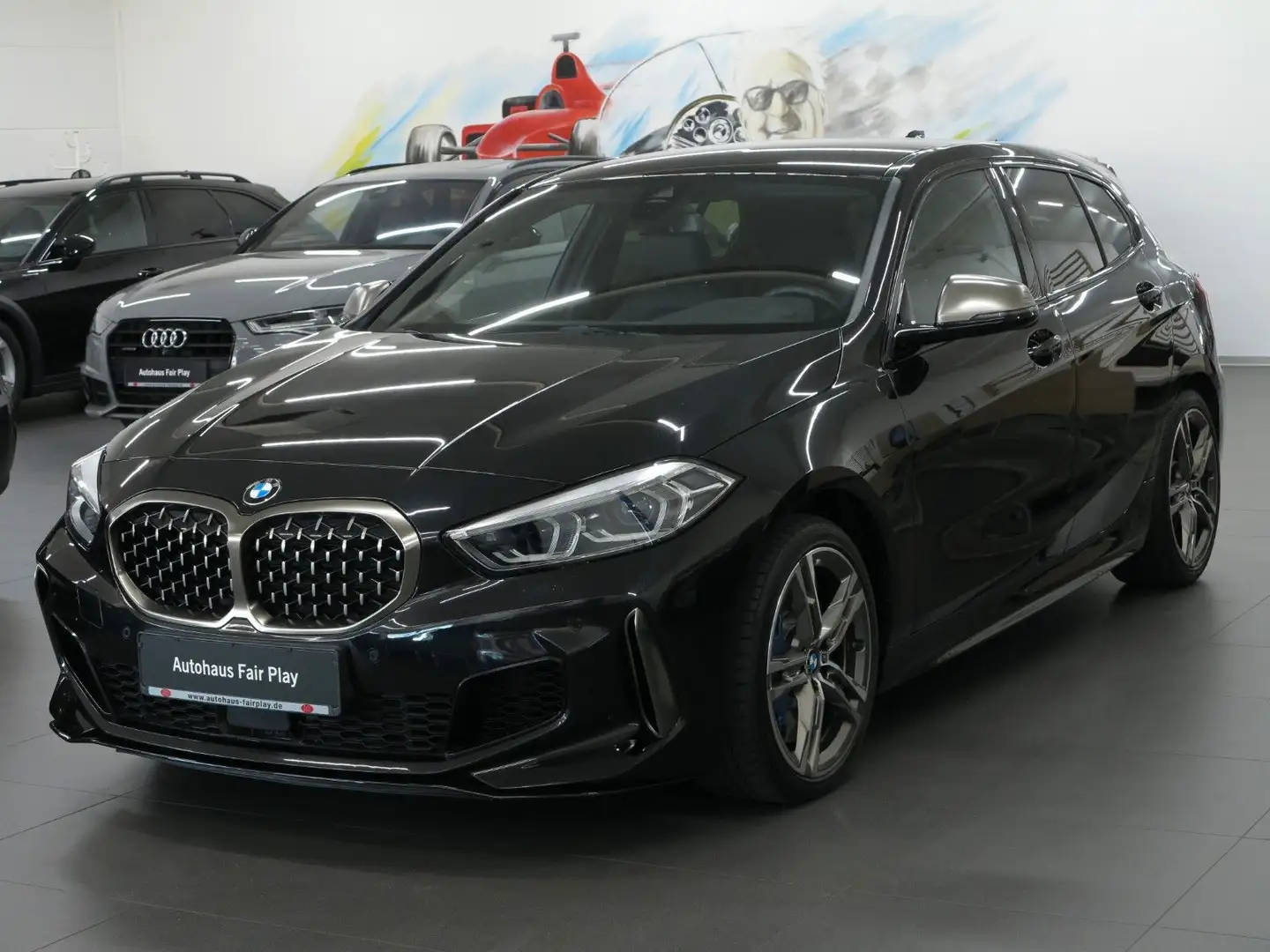 BMW 135 i xDrive Aut. NAVI/LED/2.HAND/UNFALLFREI! Schwarz - 1