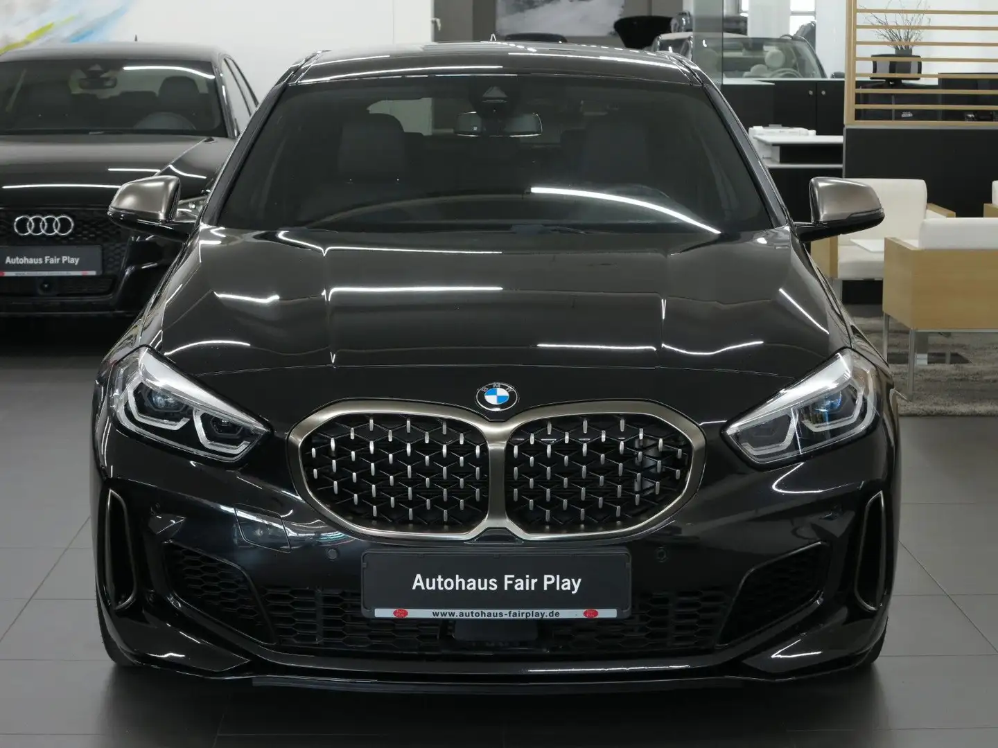 BMW 135 i xDrive Aut. NAVI/LED/2.HAND/UNFALLFREI! Schwarz - 2