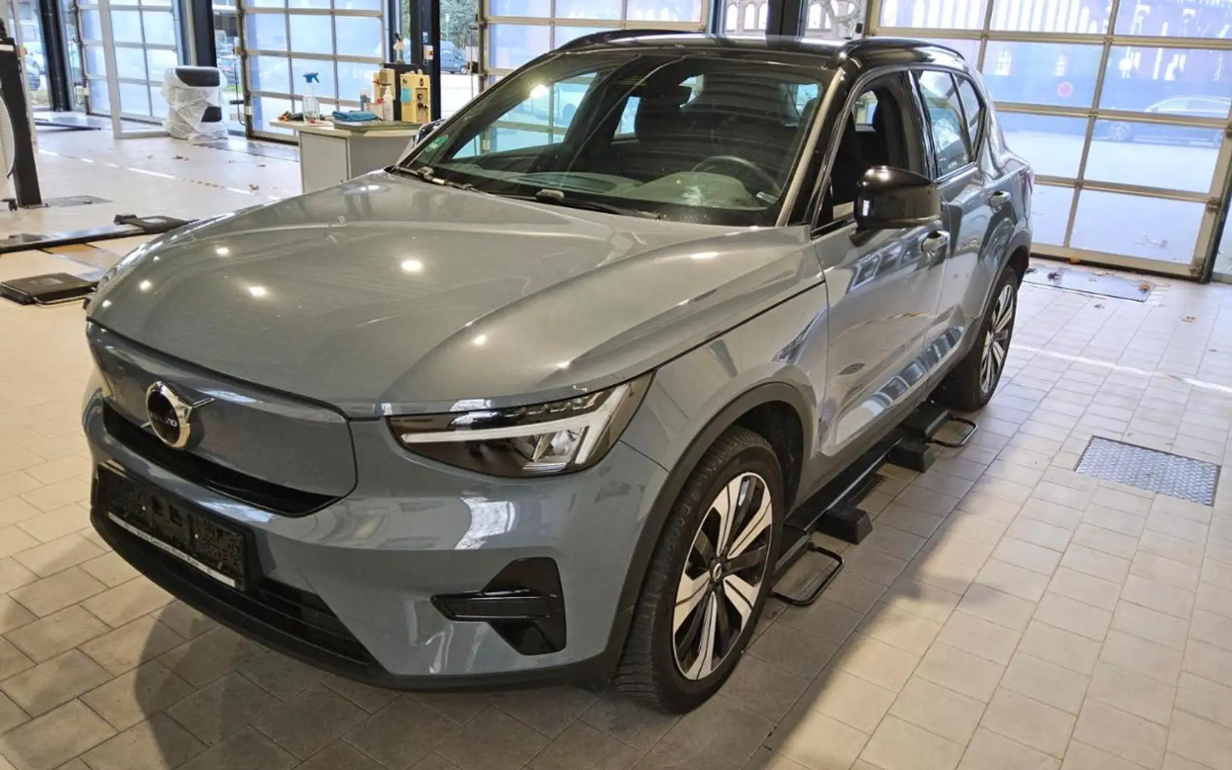 Volvo XC40 PURE ELECTRIC CORE AHK+MET+STANDHZ+KAMERA+ Grau - 2
