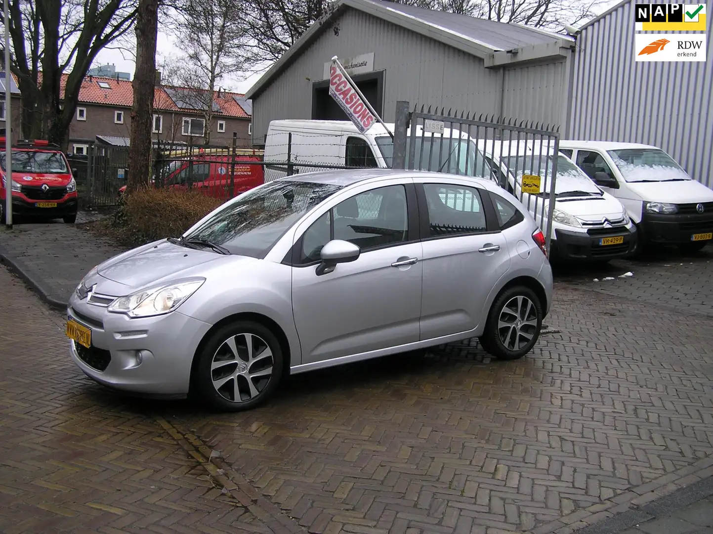 Citroen C3 1.2 PureTech Tendance 166 d km airco APK Grijs - 1
