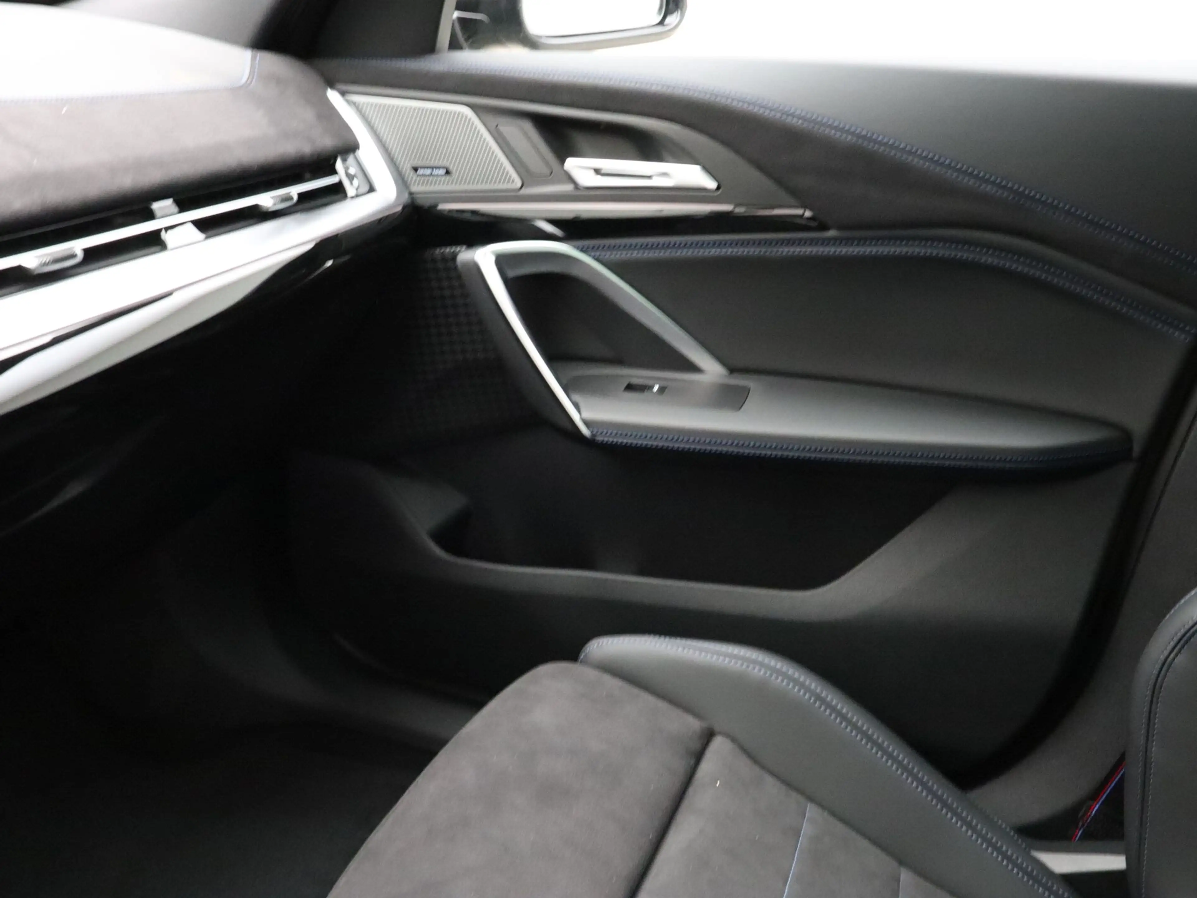 BMW iX2 xDrive30 67 kWh BRASS | M Sport Pro | Driving Assi — photo 14