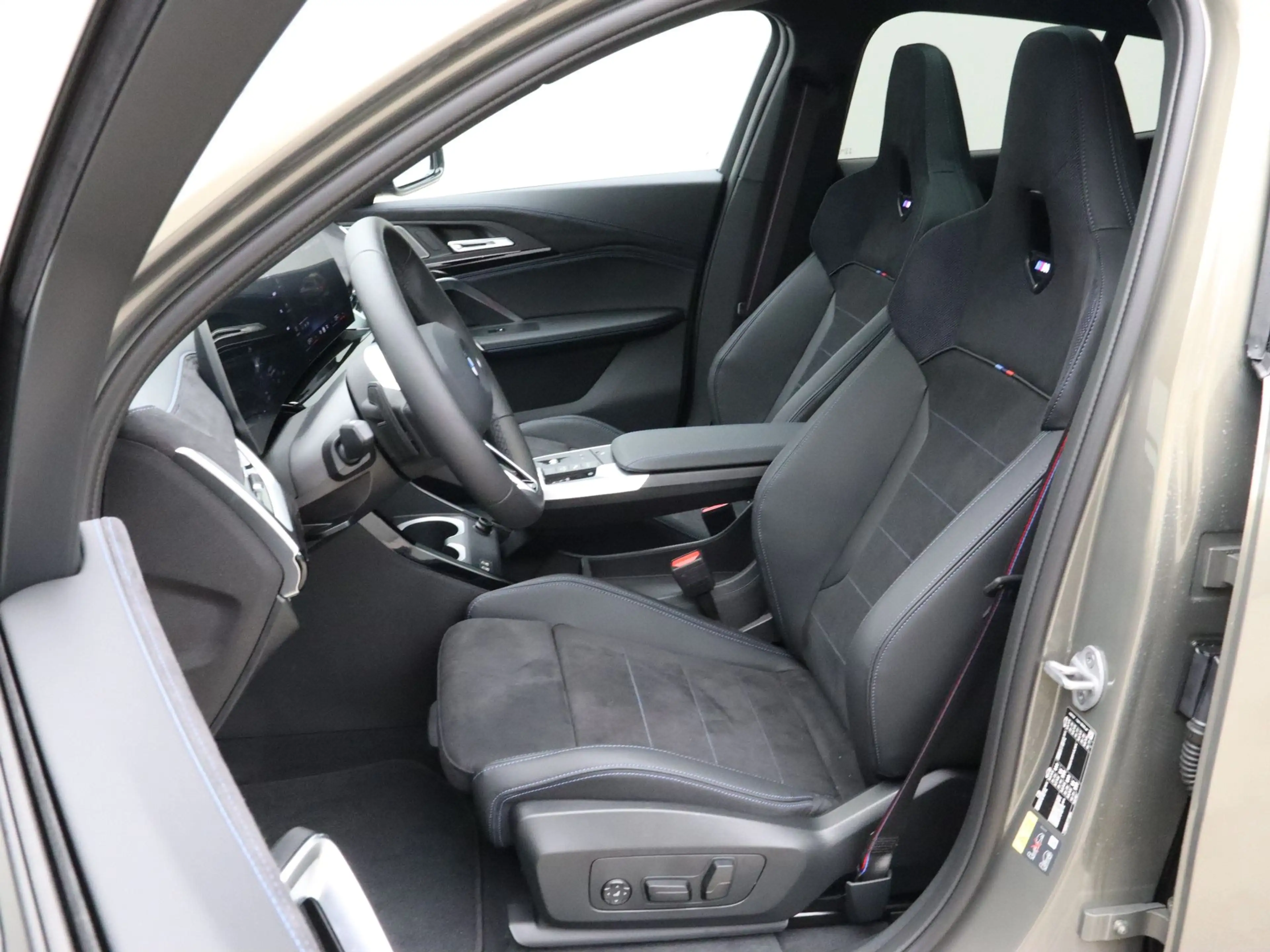 BMW iX2 xDrive30 67 kWh BRASS | M Sport Pro | Driving Assi — photo 4