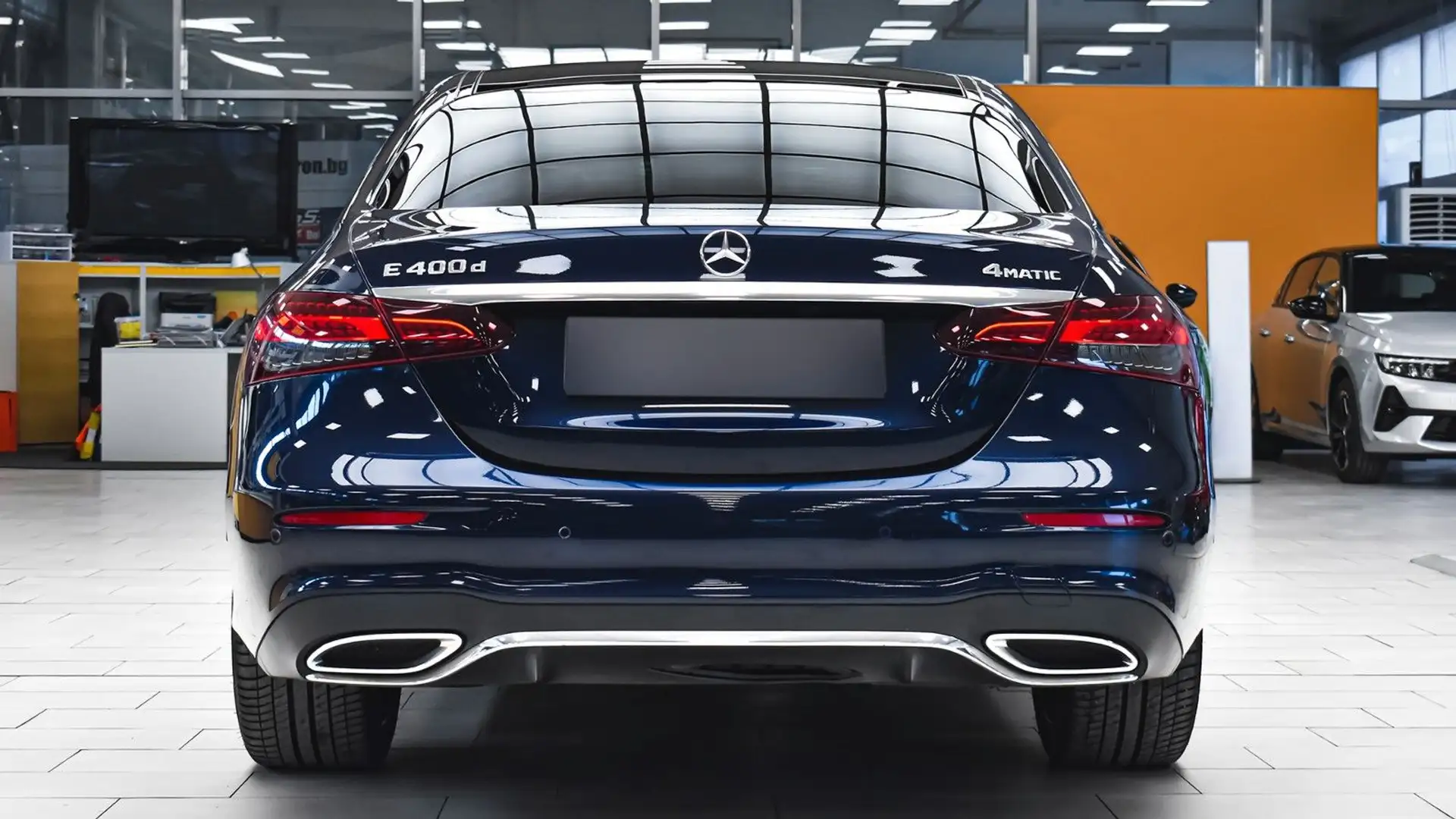 Mercedes-Benz E 400 d AMG Line 4MATIC Blauw - 2