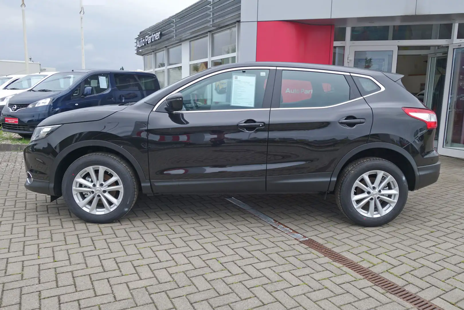 Nissan Qashqai 1.2 6MT 4X2 Acenta NC Schwarz - 2
