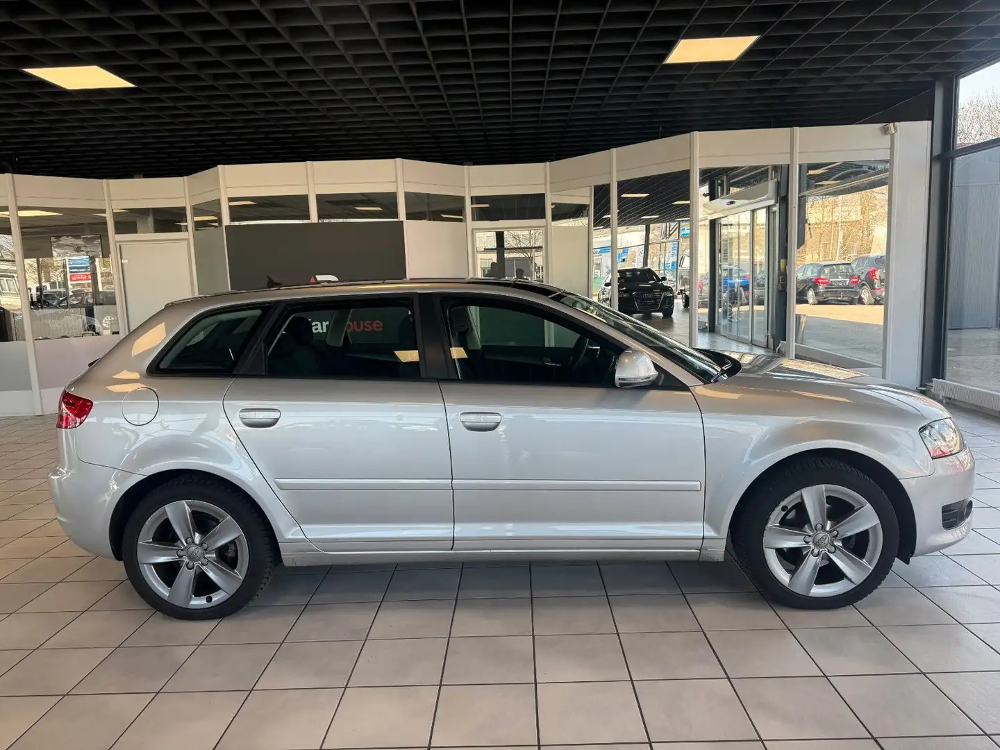 Audi A3 Sportback 1.6 Attraction · Navi · PDC · Pano Silber - 2
