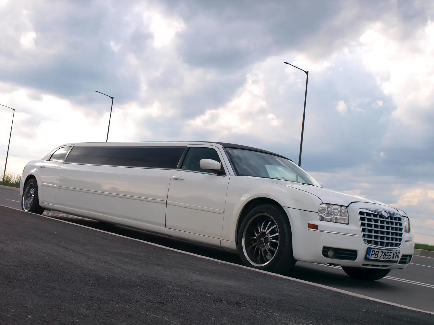 Chrysler 300C Limousine 140-inch Stretch by Empire, 10-pax Blanc - 1