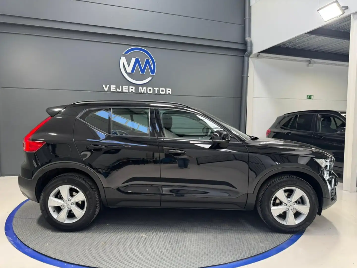 Volvo XC40 T2 Momentum Pro Negro - 2