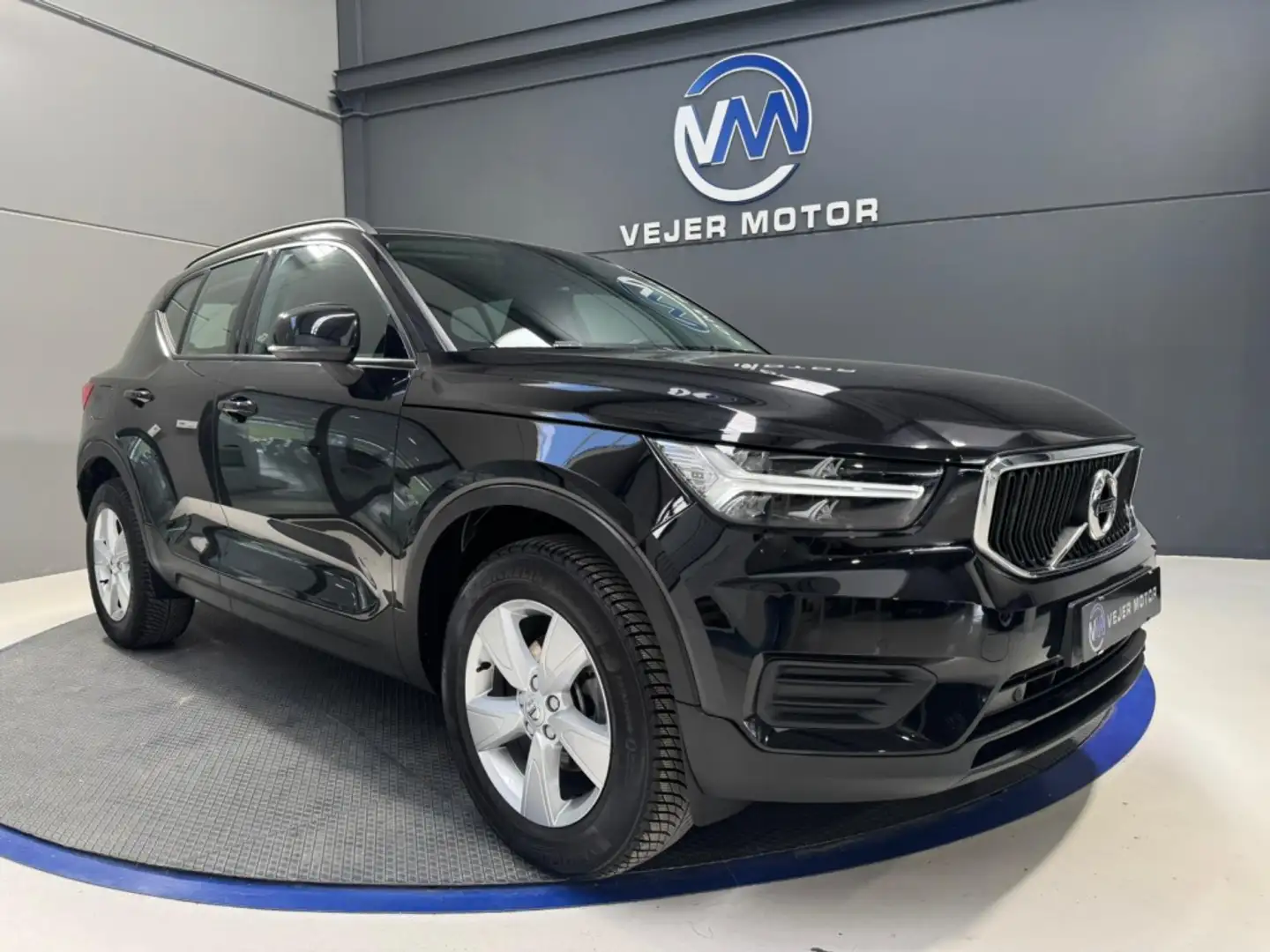 Volvo XC40 T2 Momentum Pro Negro - 1