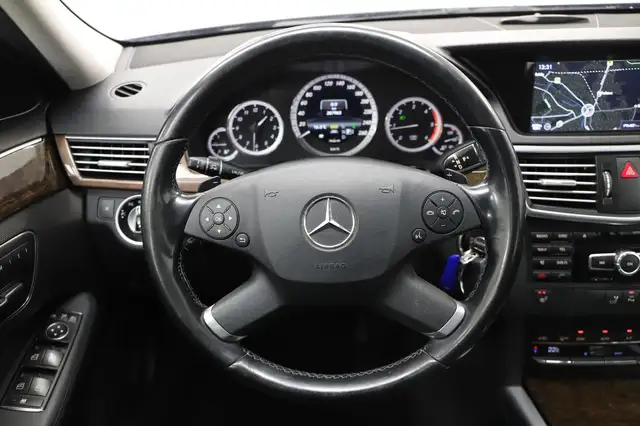 Mercedes-Benz 220 view 14