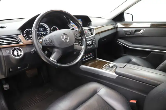 Mercedes-Benz 220 view 9