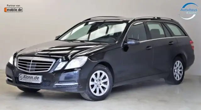 Mercedes-Benz 220 view 3