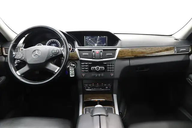 Mercedes-Benz 220 view 13