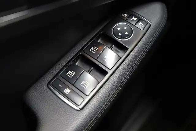 Mercedes-Benz 220 view 15