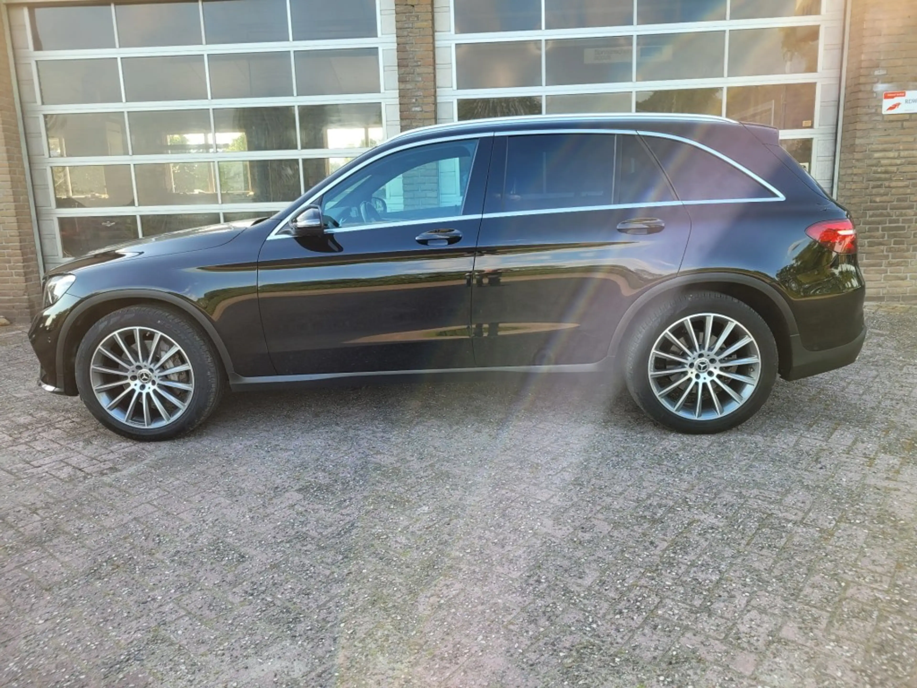 Mercedes-Benz GLC 250 250 4 MATIC AMG LINE 210 pk met trekhaak. — photo 2