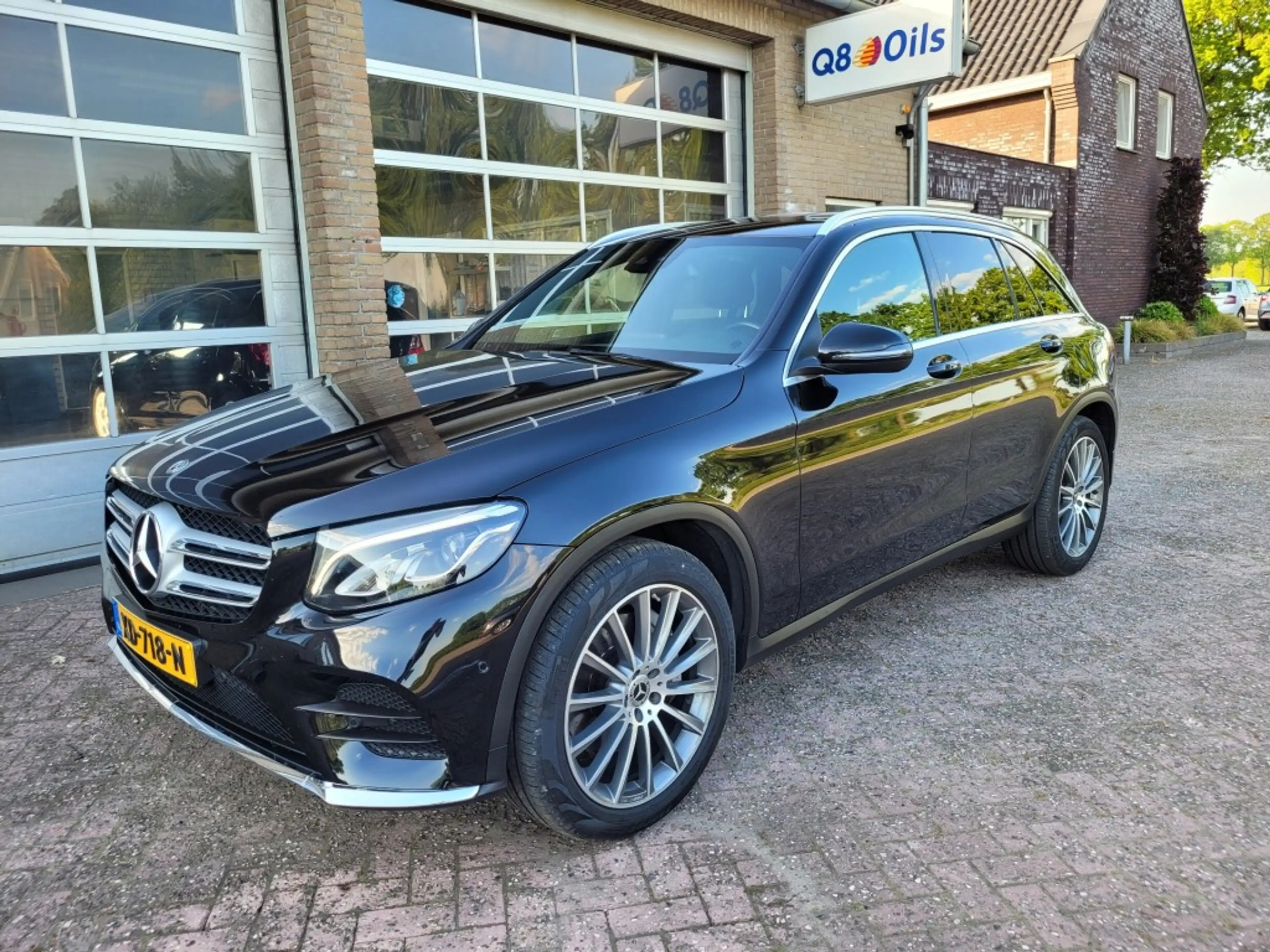 Mercedes-Benz GLC 250 250 4 MATIC AMG LINE 210 pk met trekhaak.