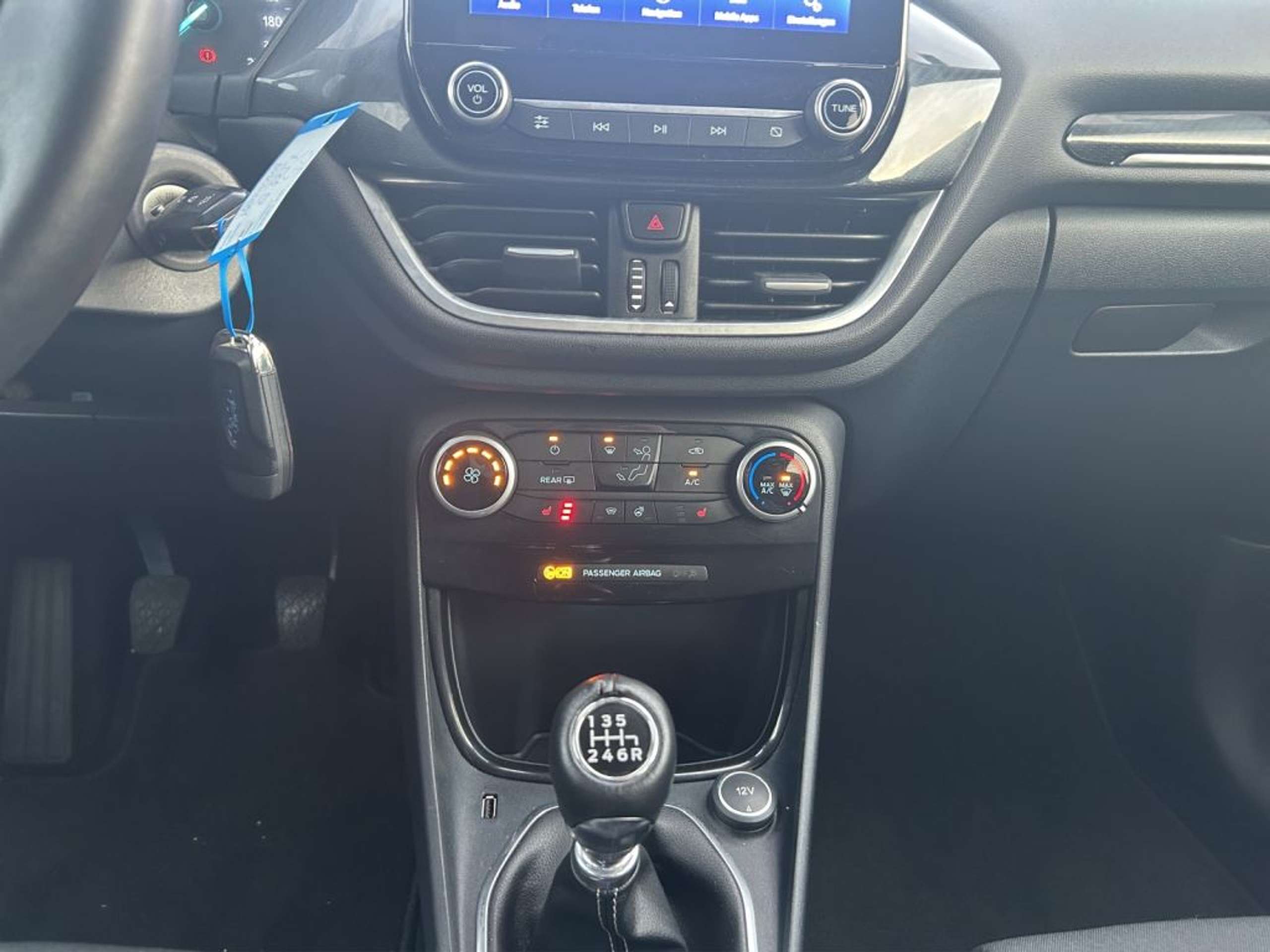 Fahrzeugabbildung Ford Puma 1.0 EcoBoost Hybrid TITANIUM - mit KI generiert/bearbeitet
