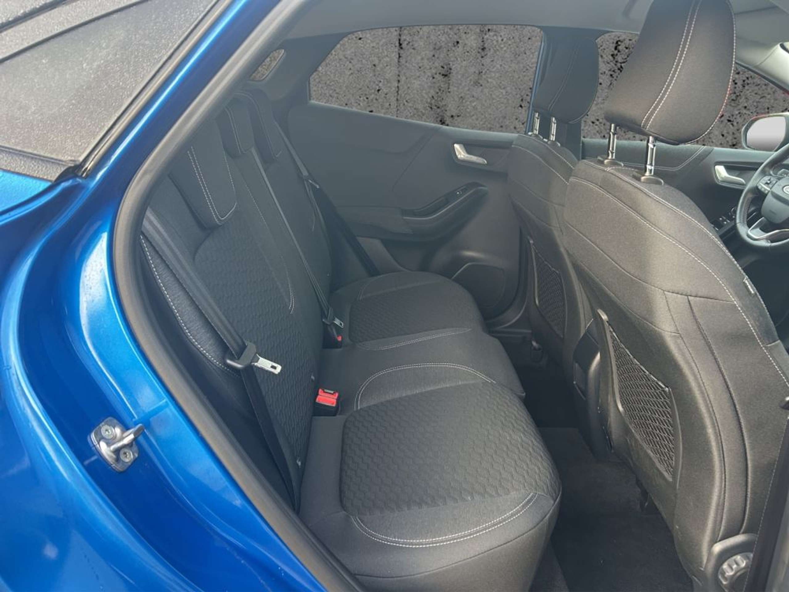 Fahrzeugabbildung Ford Puma 1.0 EcoBoost Hybrid TITANIUM - mit KI generiert/bearbeitet