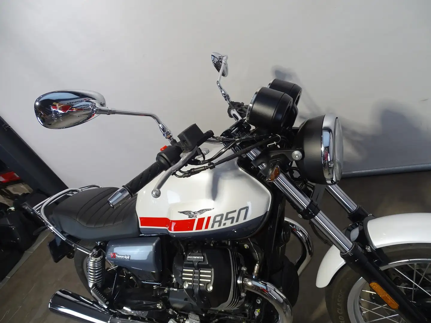 Moto Guzzi V 7 SPECIAL Wit - 2