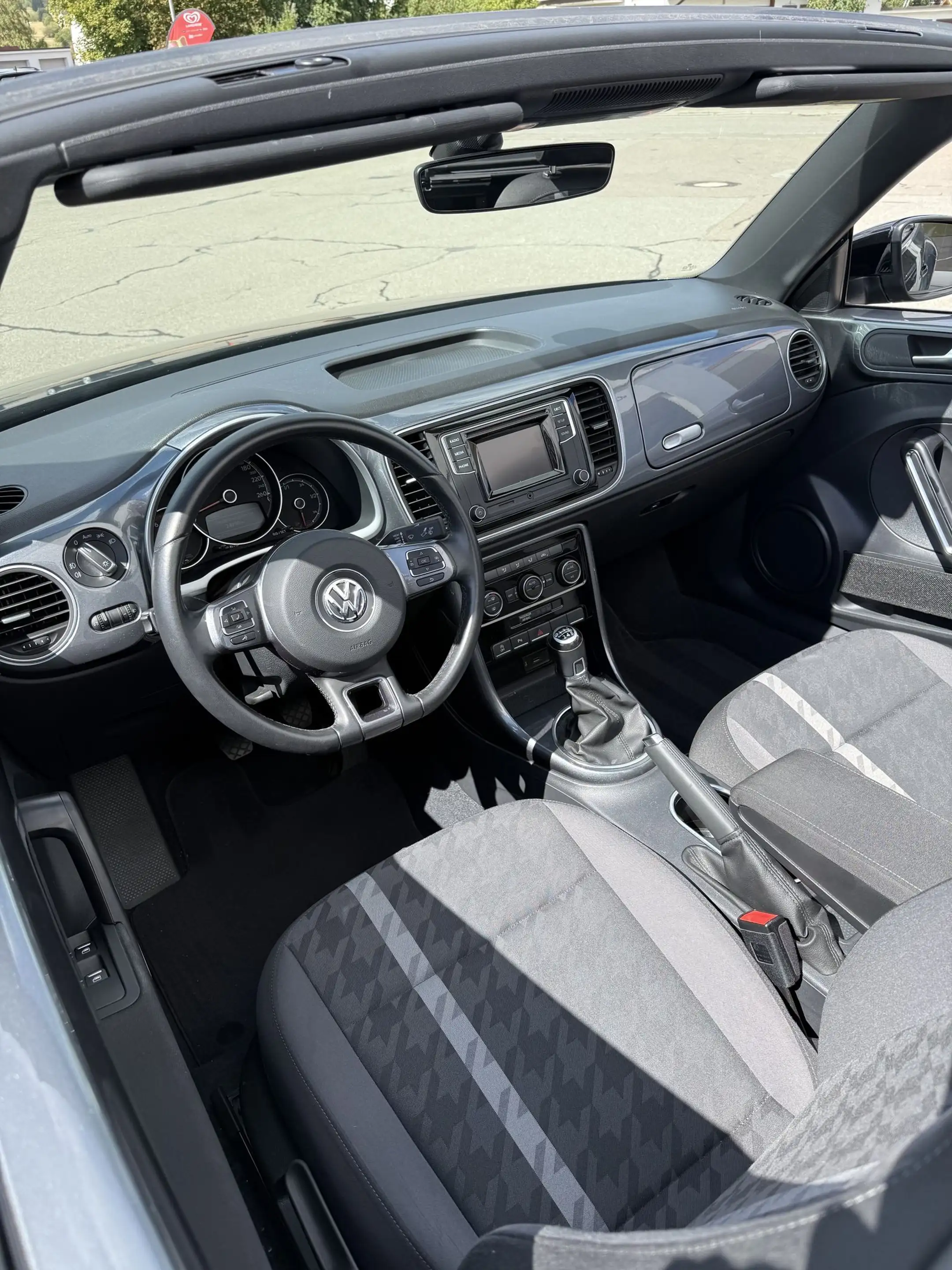 Volkswagen Beetle Beetle Cabriolet 1.4 TSI BMT Design — photo 9