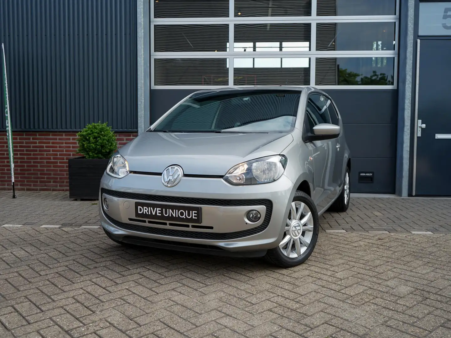 Volkswagen up! 1.0 Clup up! | Stoelverwarming | Bluetooth | Licht Grau - 1
