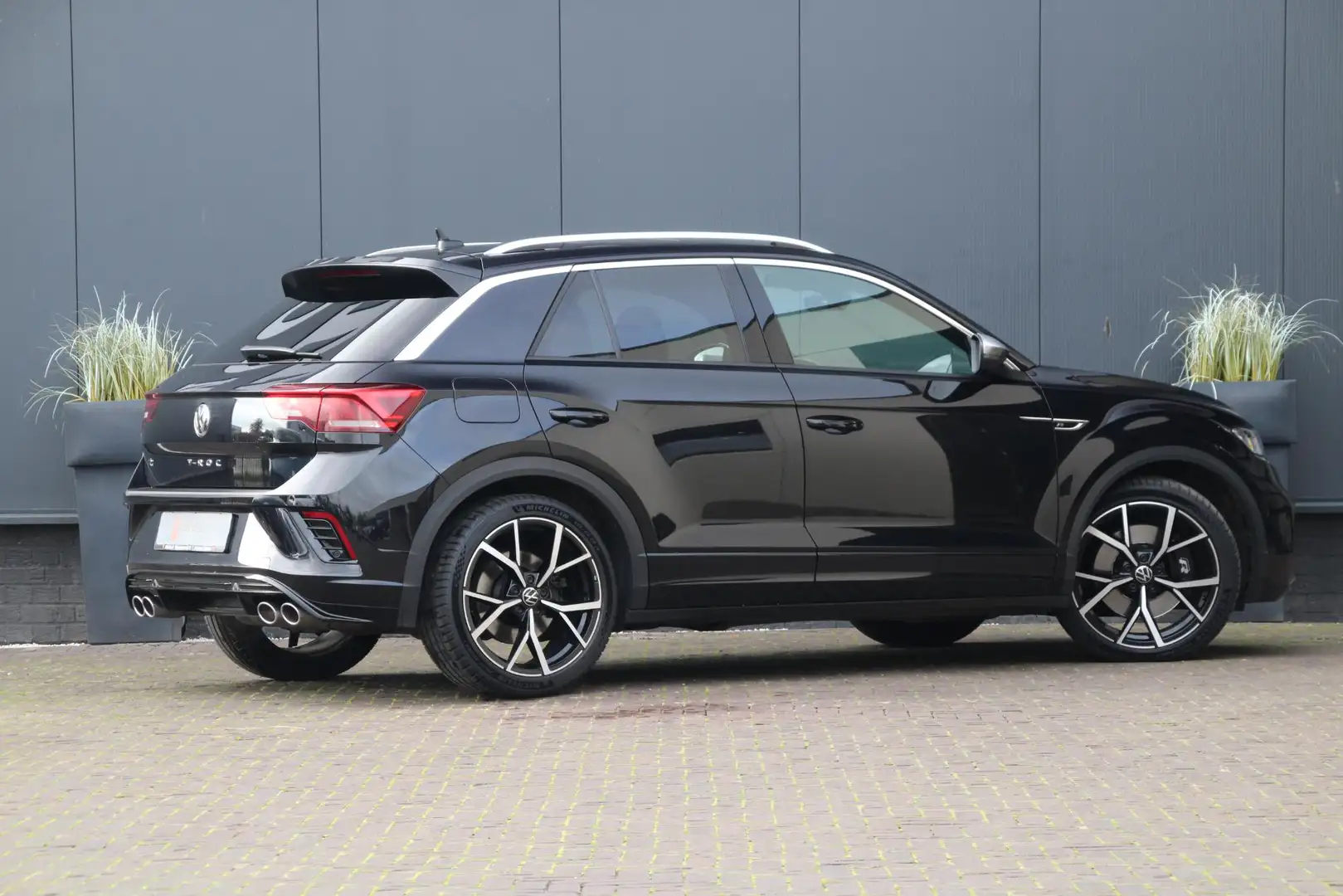 Volkswagen T-Roc 2.0 TSI 4Motion R | Trekhaak | BEATS | Pano | Zwart - 2
