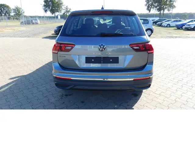 Volkswagen Tiguan Allspace view 3