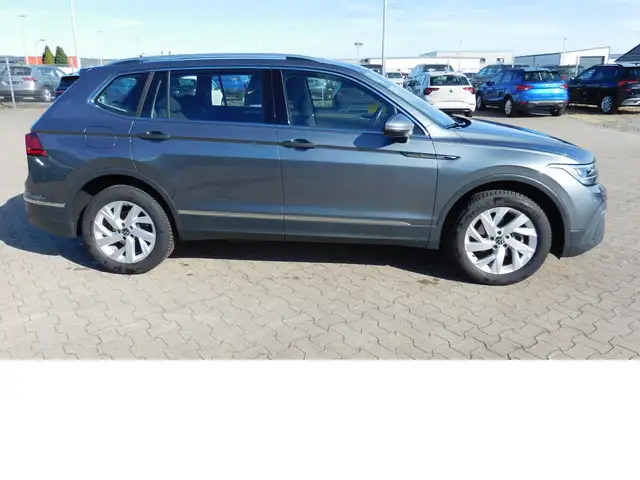 Volkswagen Tiguan Allspace view 2