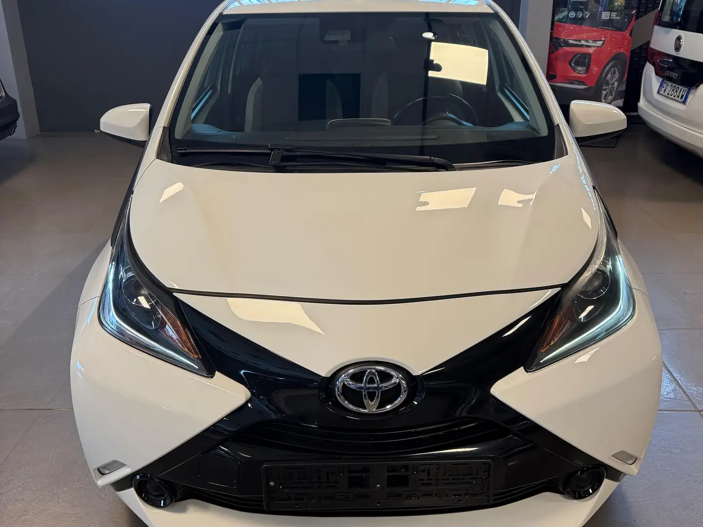 Toyota Aygo Aygo II 2017 5p 1.0 x-play my15 Bianco - 1