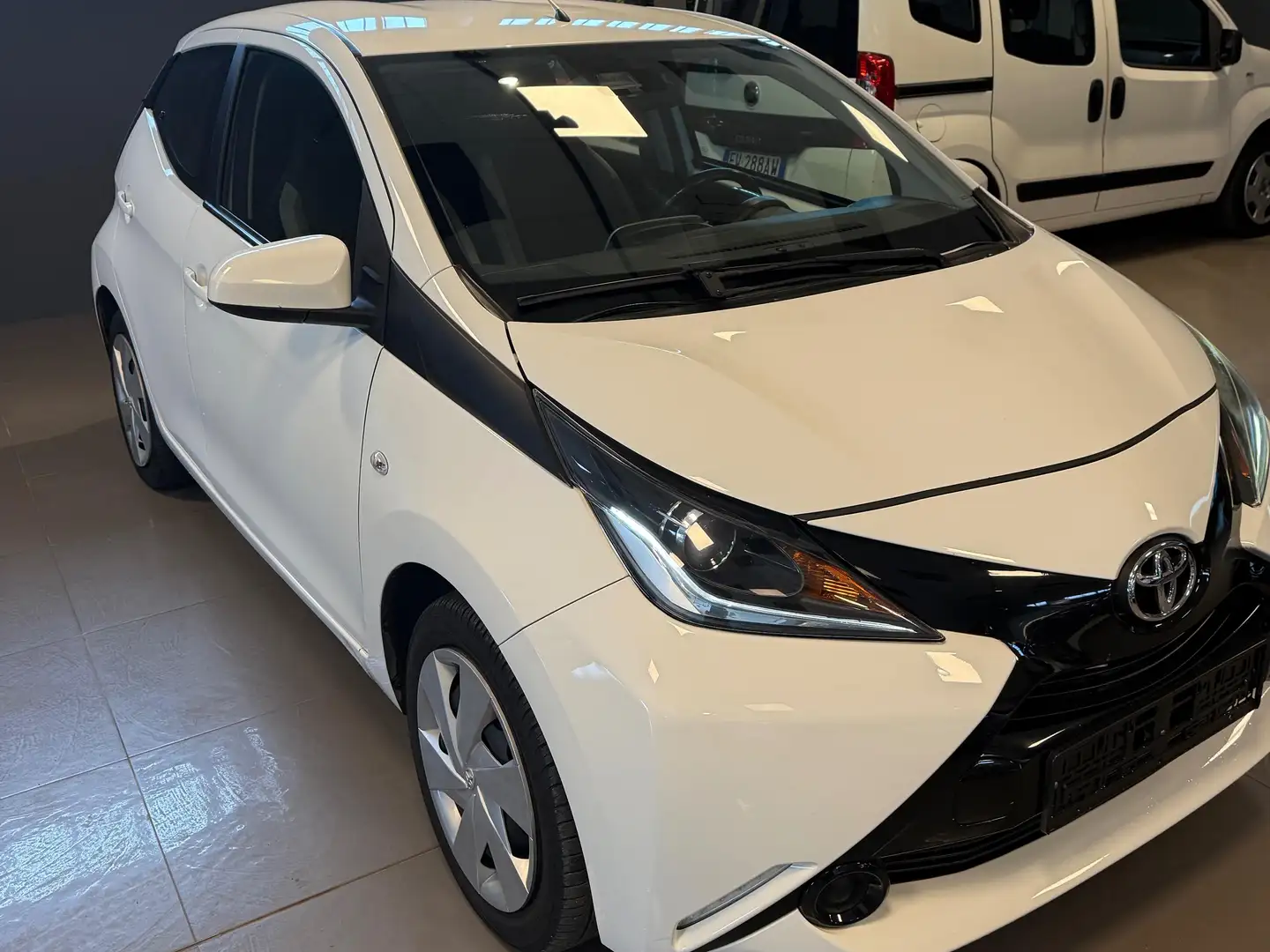 Toyota Aygo Aygo II 2017 5p 1.0 x-play my15 Bianco - 2