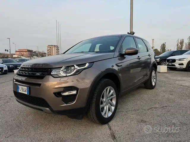 Land Rover Discovery Sport view 12