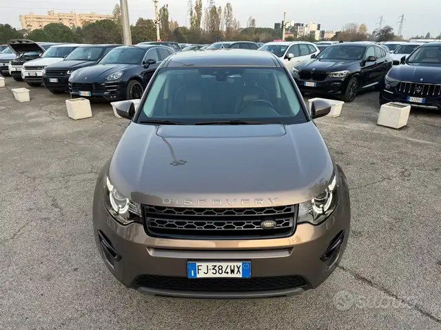 Land Rover Discovery Sport view 3