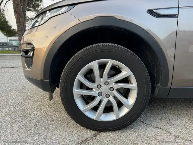 Land Rover Discovery Sport view 7